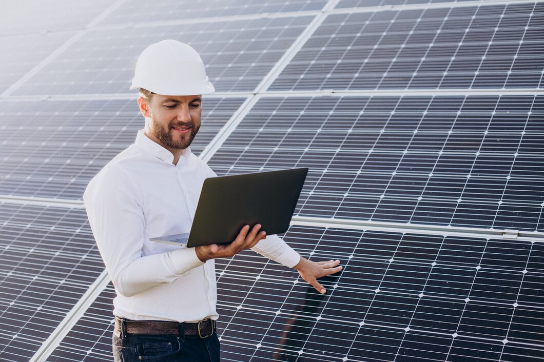 joven arquitecto pie junto paneles solares haciendo diagnosticos computadora 1303 28126